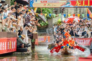 太凶狠了！梅洛与对手发生冲突！苏亚雷斯劝架反被锁头！